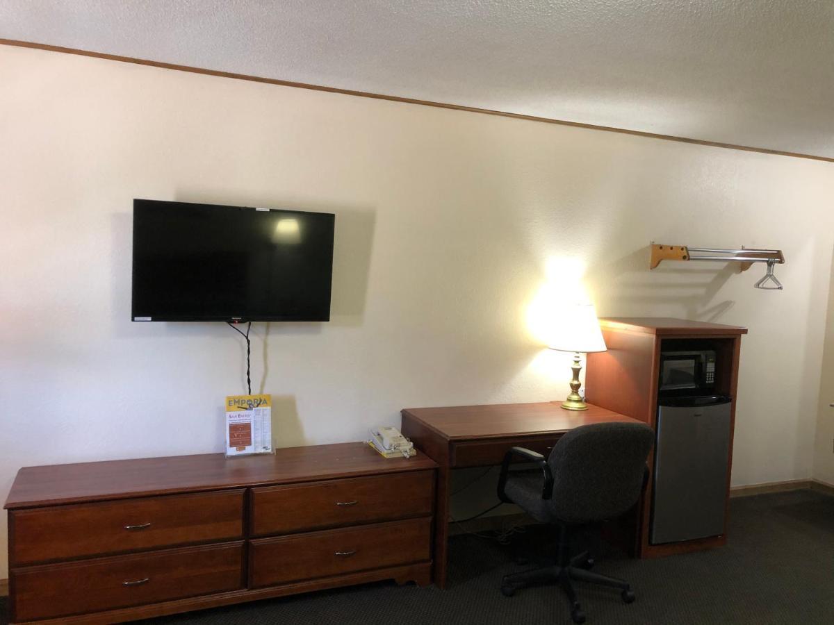 Budget Host Inn - Emporia Extérieur photo