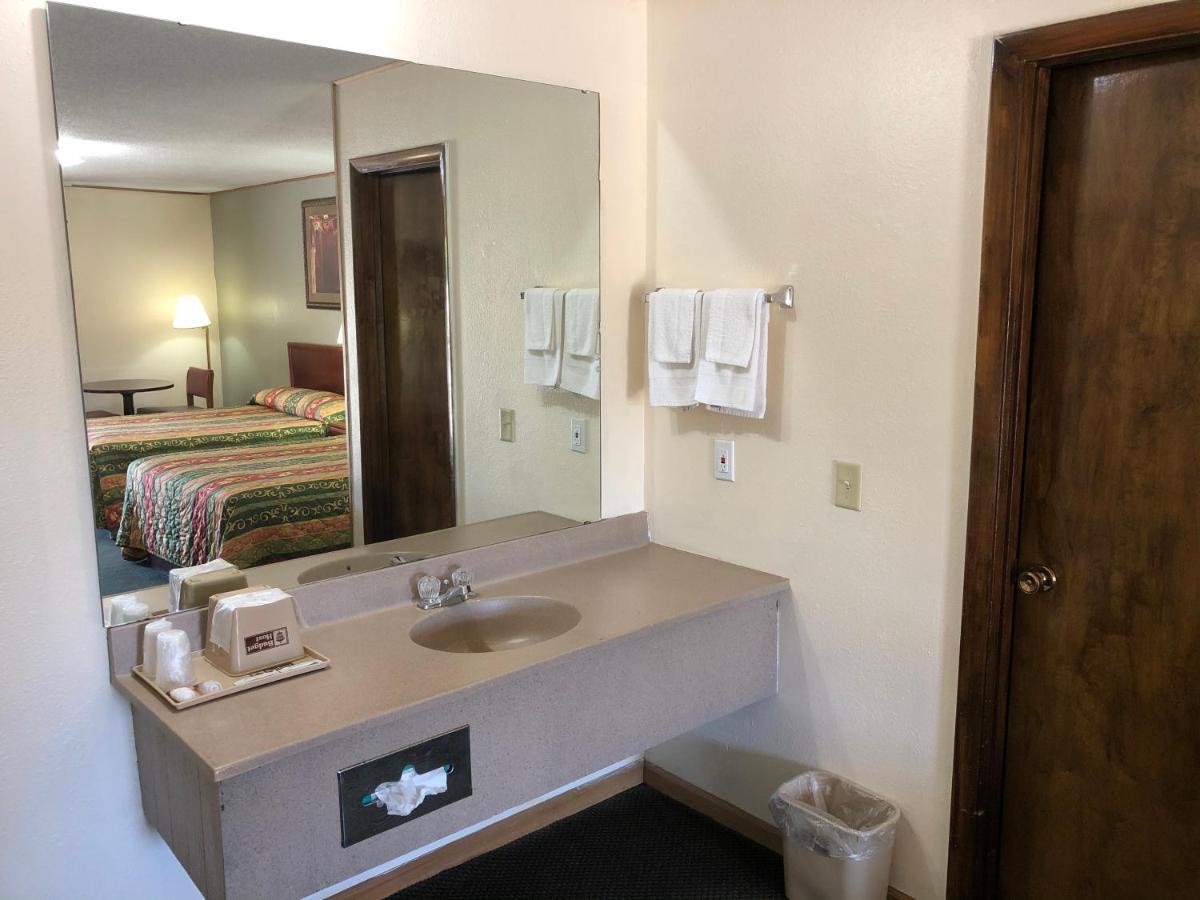 Budget Host Inn - Emporia Extérieur photo